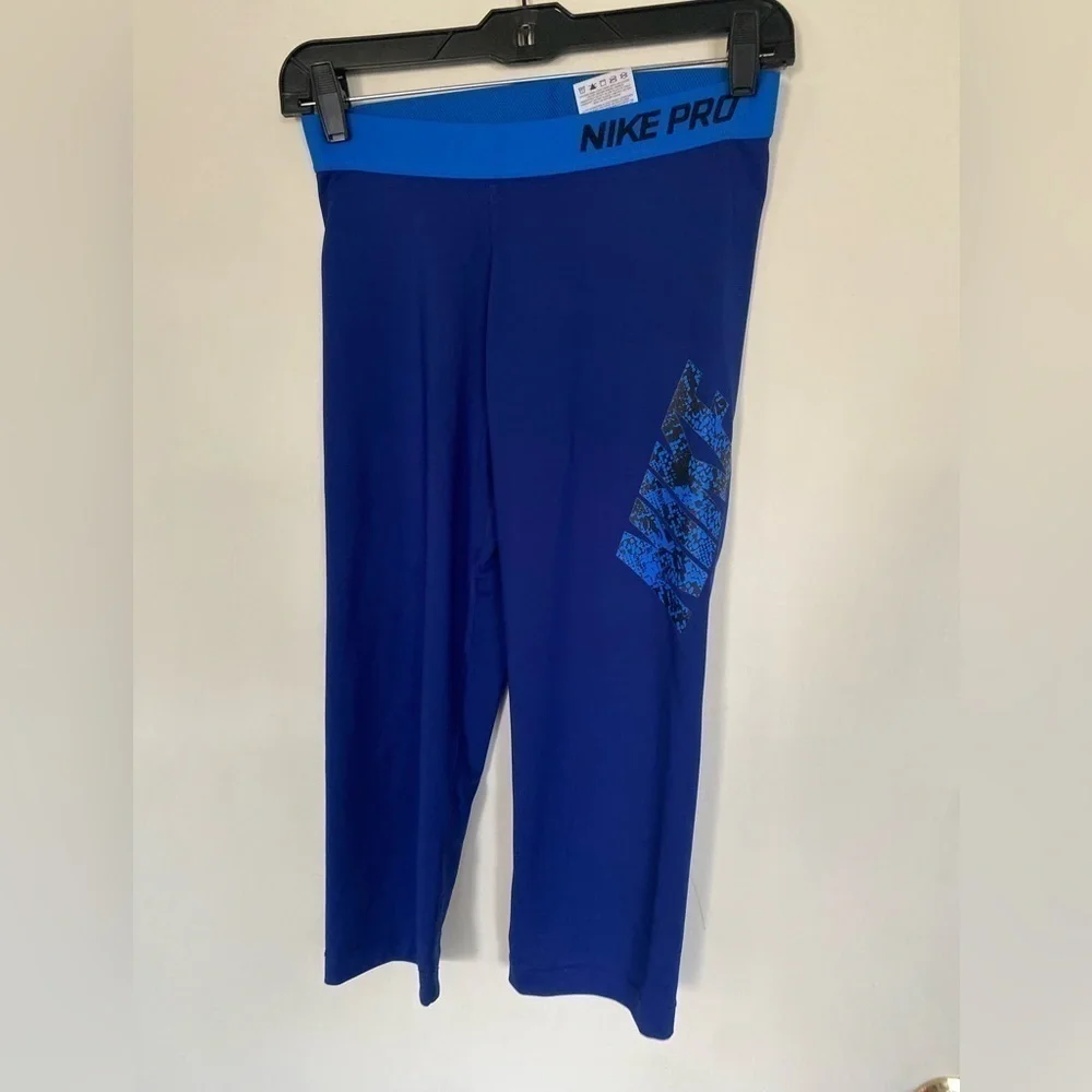 Ladies Nike pro dry fit, athletic Capri leggings medium